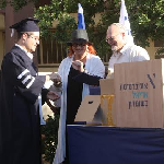 אופיר פלום בקבלת התואר
